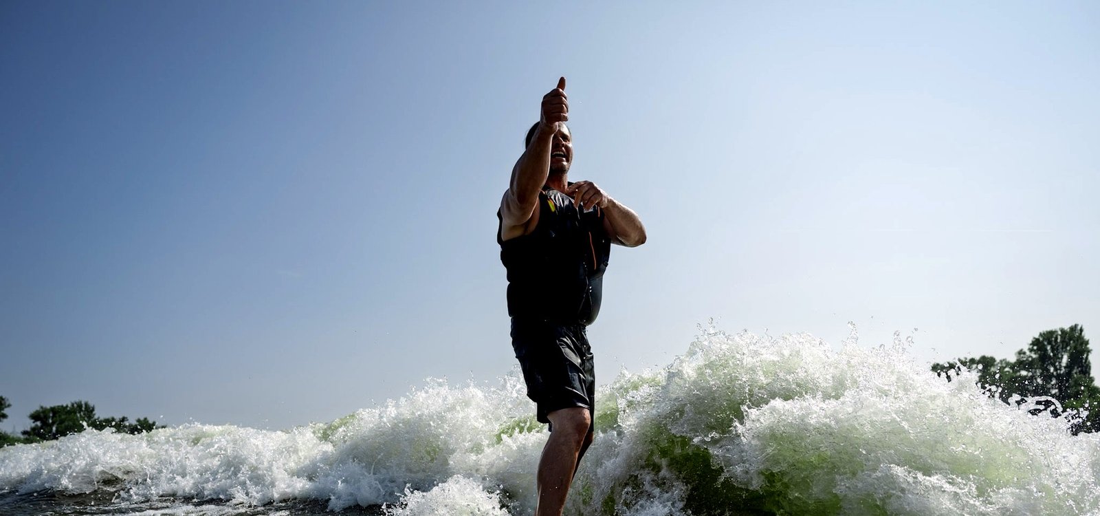 Wakesurf rider a hullámon
