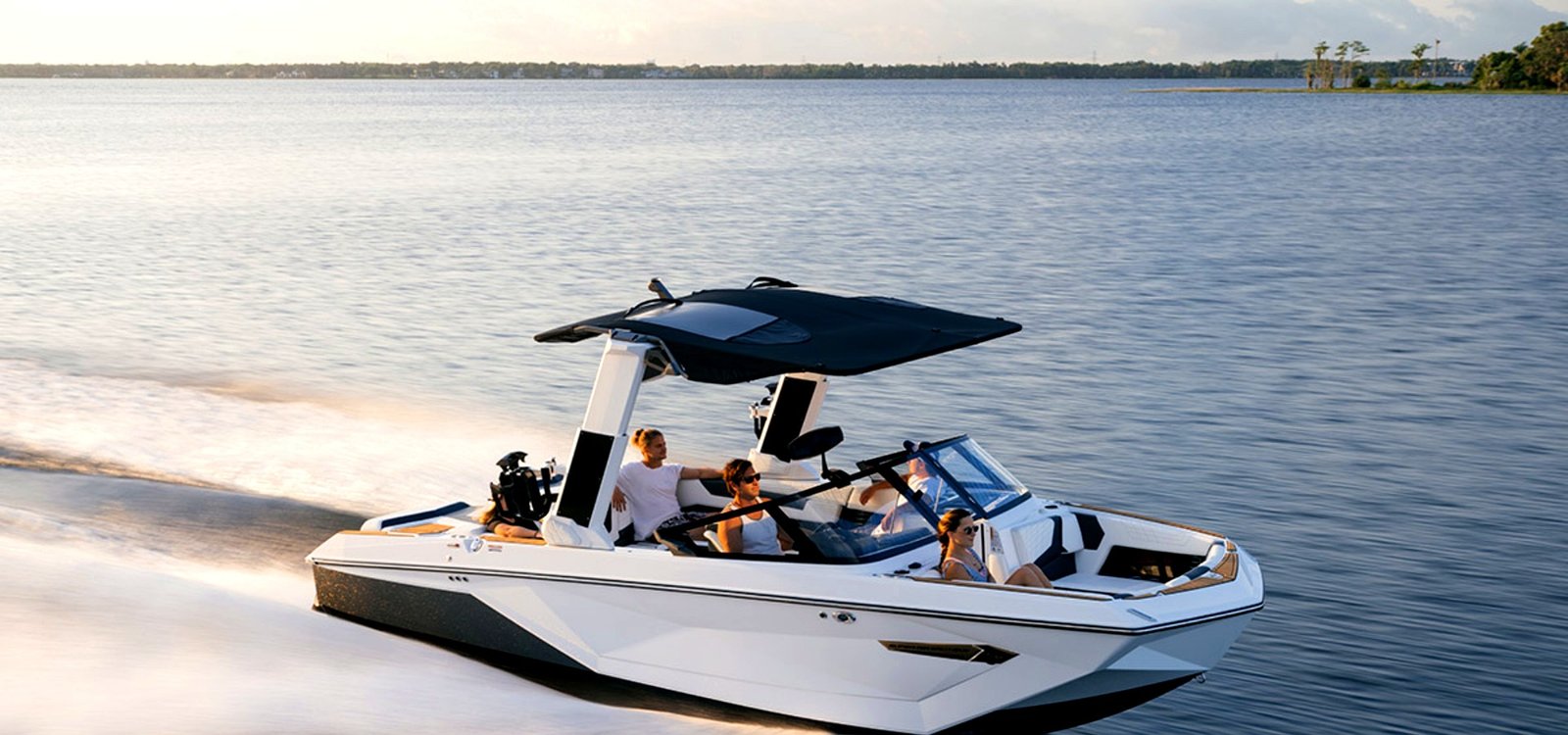 Új wakesurf hajó a Dunán