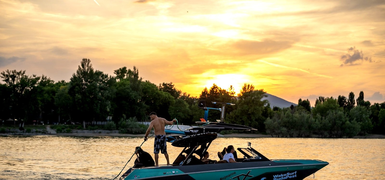 Naplementés hajós élmény