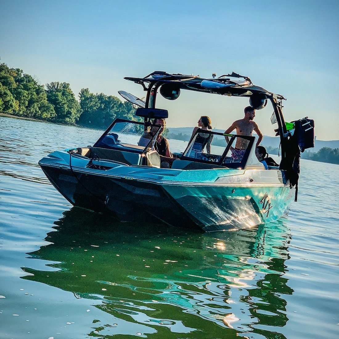 Élményhajózás a Dunán – Wakesurf Budapest Élményhajózás a Dunán naplementében – ATX wakesurf hajó Budapesten