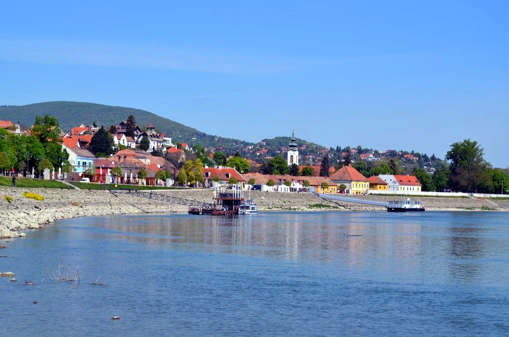 Szentendre hajókikötő a Dunán – motorcsónakos kirándulás Budapestről