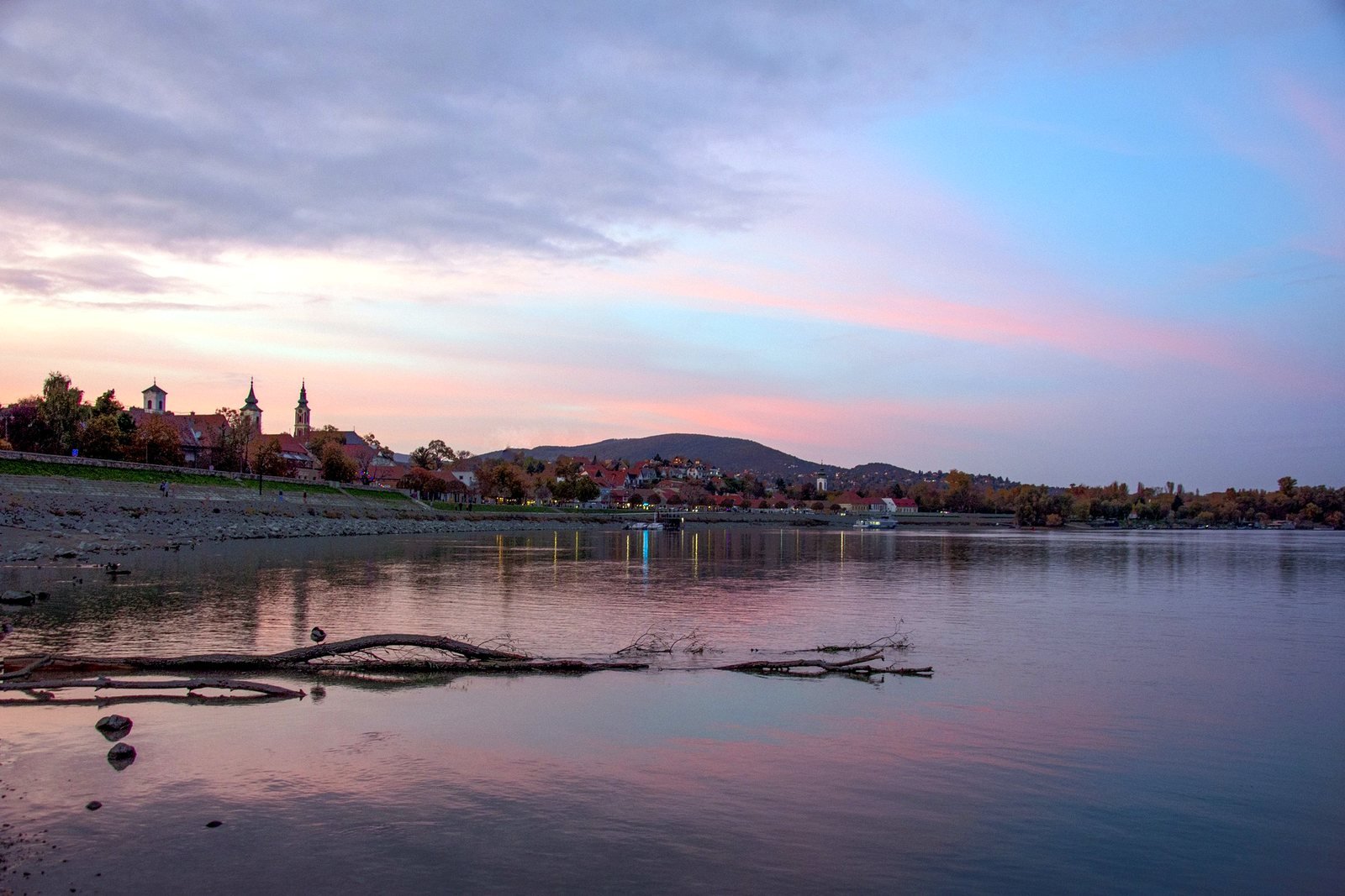 Szentendre naplementében a Duna partjáról – romantikus hajózás