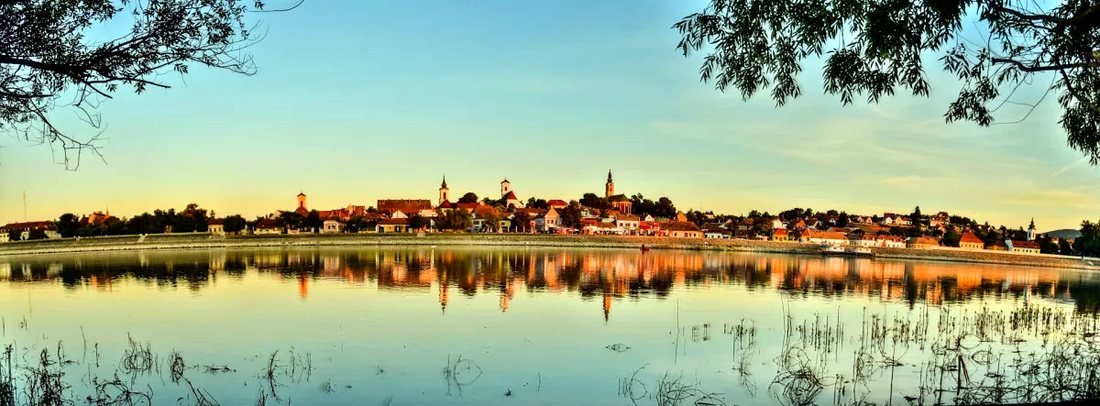 Szentendre panoráma naplementében a Dunáról – hajós kirándulás